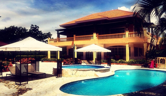 Elegant Luxury Golf Villa 12 mins from beach w/pool, jacuzzi (NOT heated) & BBQ