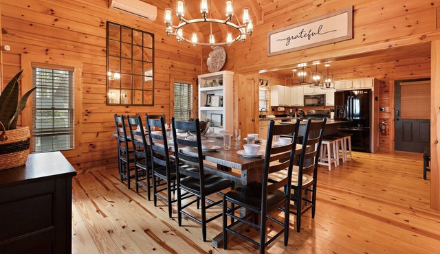 Elegant Mountain Cabin with Privacy