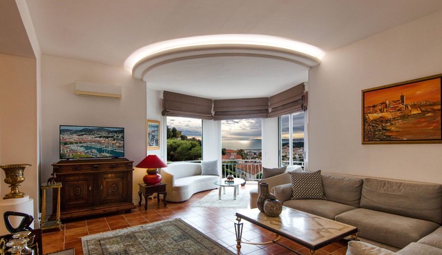Elegant pool villa, dreamlike sea view, Nice- Port