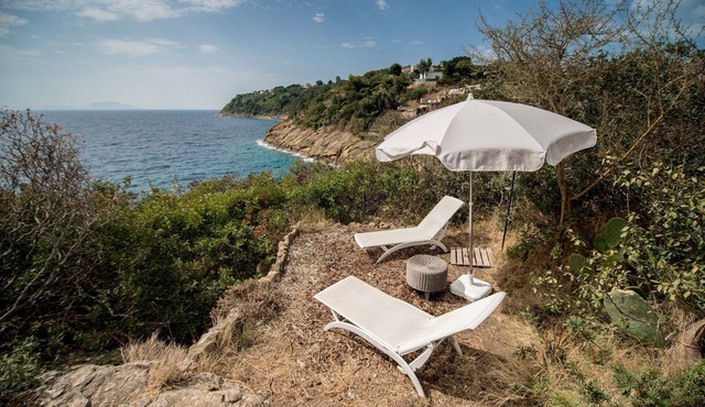 Elegant property immersed in the green Mediterranean scrub close to the sea