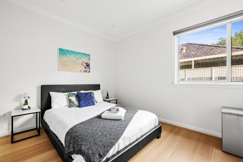 Elegant Queen Room at Botany - Nearby Airport - Shared Bathroom