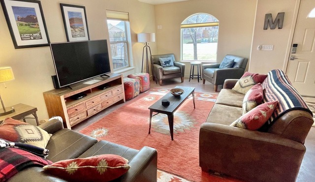 Elegant, Rustic: 2 king beds, 3 bd, 2 bath, private yard, community pool & spa