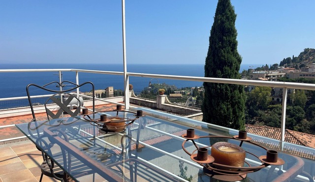 Elegant Sicilian villa in the heart of Taormina - 3 bedrooms, 3 bathrooms.