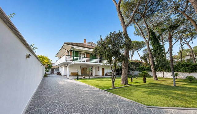 Elegant Spacious Villa in Serene Roman Oasis - Family-Friendly