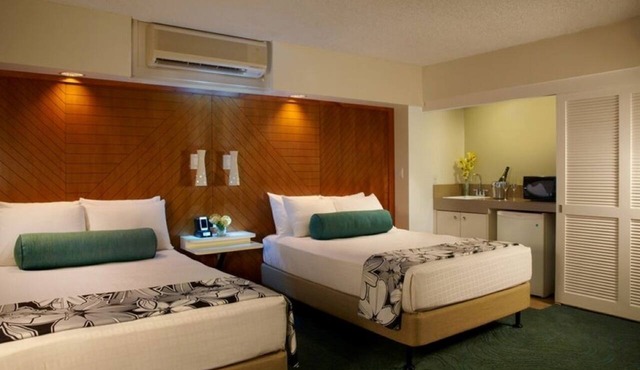 Elegant Suite w/Balcony | Free Breakfast | Onsite Pool | Near Waikiki Beach