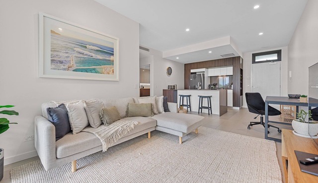 Elegant + Tranquil! 1Bed/1Bath/1Car ~ Hamilton
