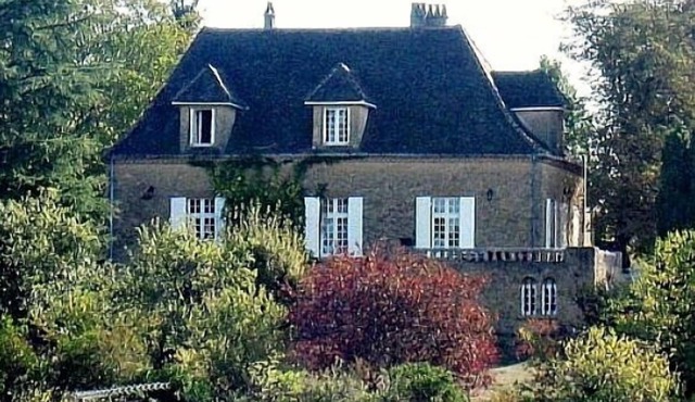 Elegant Villa, Big Pool, 5 min walk to lively Dordogne village, amazing views