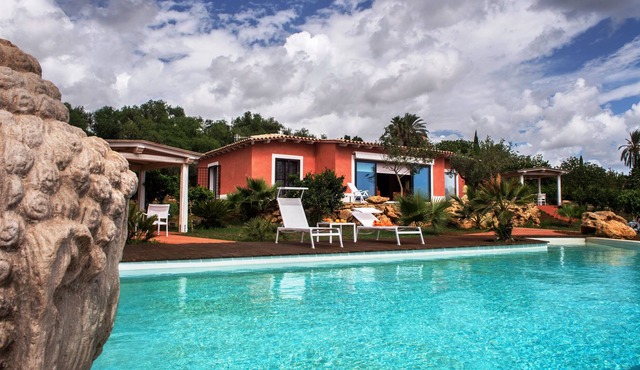 Elegant Villa with private garden and infinity pool