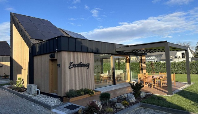 Elegant Warm Bliss Hideaway Escape Lodge - Holiday Home with Hot-Tub and Sauna