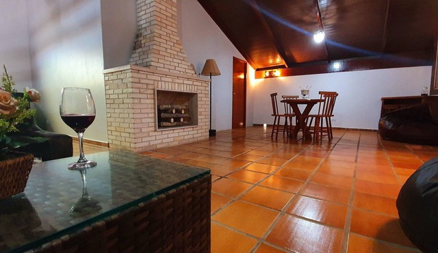 Elegant with a fireplace, swimming pool, gourmet area, billiards, Wi-Fi, Smart TV.