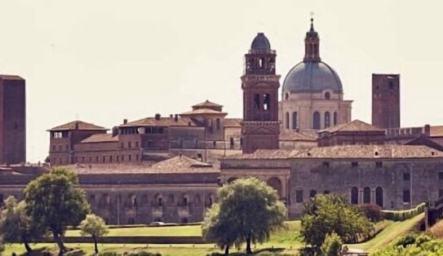 ELEGANTE E TRANQUILLA CASA VACANZE A 2 PASSI DAL LAGO SUPERIORE.