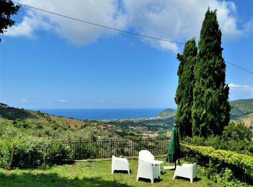 Elegante villa panoramica con giardino e idromassaggio a 10 minuti dal mare