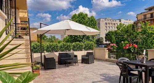 Elegantis Aventino Charming Flat with Private Terrace - Colosseo, Metro and Circo Massimo Nearby