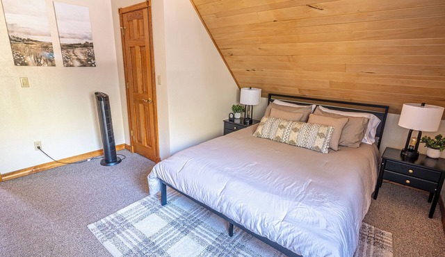 Elevated Cabin Escape + Mountain Views, Game Room, Sleeps 8