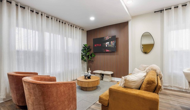 Elevated Gem - Sleeps 12 - 20 mins to Downtown Chicago