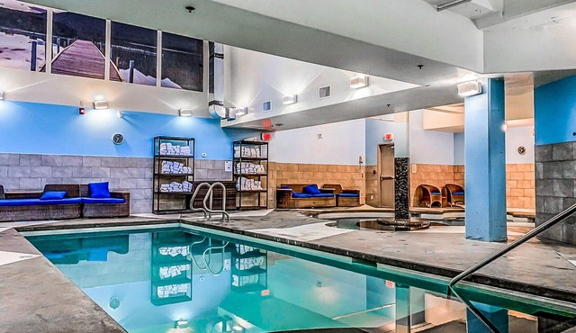 Elevated Penthouse - Pool, Hot Tub & Relaxing Atmosphere!