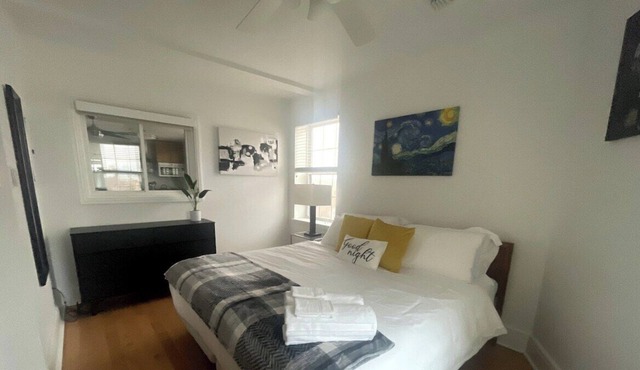 Elevator~Queen Bed ~Parking~West Penn~10 min to DT