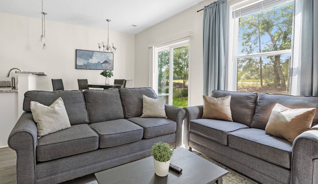 Elgin Enclave- Sleeps 6 - 12 min from Fort Jackson - EV Charger & Pet Friendly!