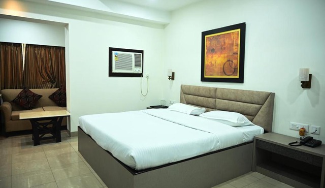 ELGIN SUITES