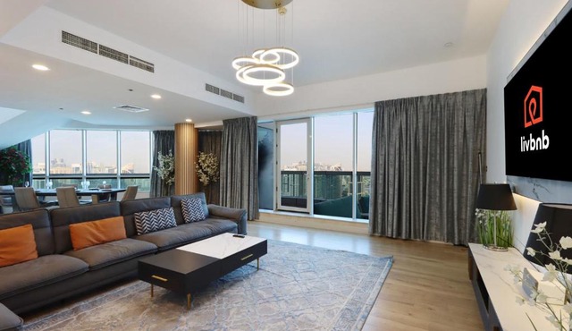 Elite Duplex Penthouse Steps from Metro & Marina