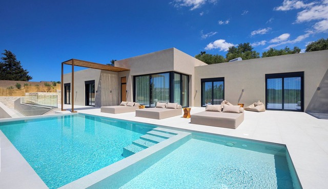 Elithos Villa, 4 BD, new and cozy, heated pool!