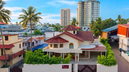 ELIVAAS Valiyaveetil Mansion 5-BHK Mansion With Private Pool, Home Theatre & Garden Near New Marine Drive