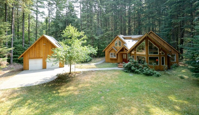 "Elk Hollow" Mountain Home Near Mount Rainier and Crystal Mountain Ski Area, WA