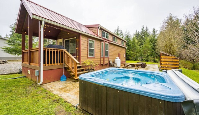 ElkCreekInn: creekside tiny home