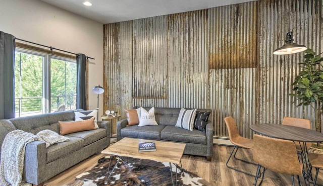 Elkhart Lake Townhome, Mins to Road America!