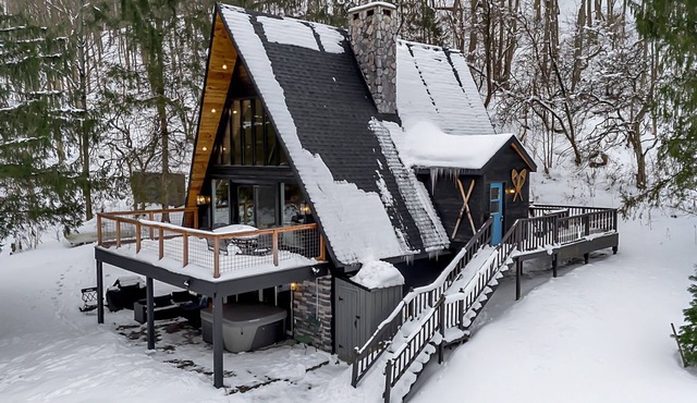 Ellicottville Newly Remodeled A-Frame 4.7 Miles From the Village with a hot tub!
