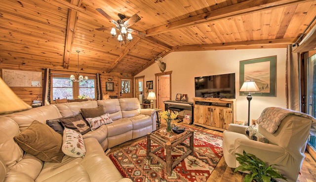Ellijay Cabin with Porch & Private Hot Tub!