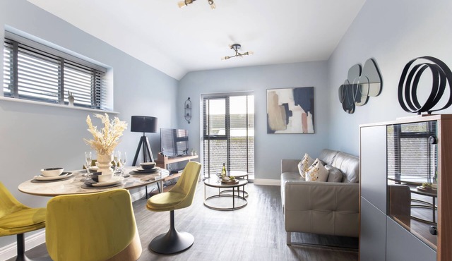 Elliot Oliver - Luxurious Two Bedroom Apartment in The Docks
