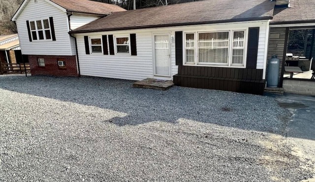 Ellis House Trail Lodging Sleeps 20
