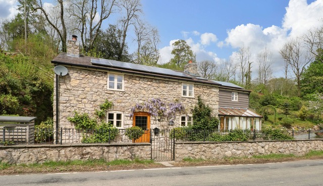 ELM COTTAGE, pet friendly, character holiday cottage in Oswestry