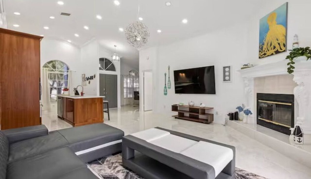 Elmhurst Getaway Home w/screened POOL