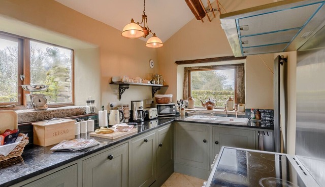 Elton House - Four Bedroom House, Sleeps 10