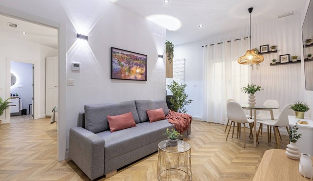 Elvira Elegant Suite: very central next to Cathedral and Albaicin