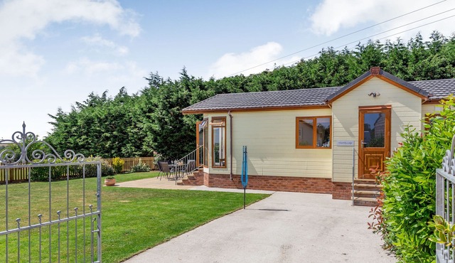 ELWORTHY LODGE, pet friendly, with a garden in South Molton