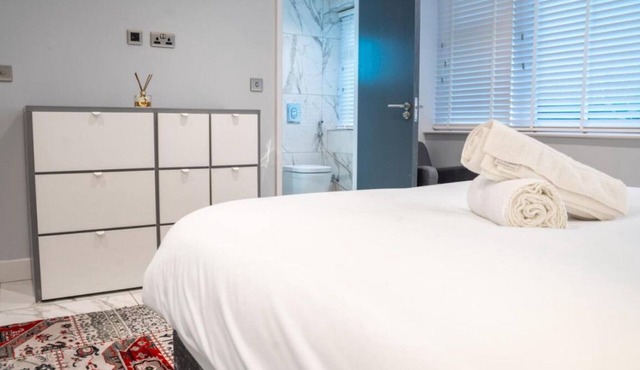 Elysium Haven 2 BED 2 BATH SLEEPS 6 Netflix, FREE Parking and POOL TABLE