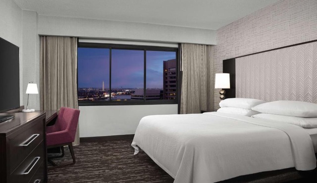 Embassy Suites by Hilton Crystal City National Airport