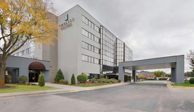 Embassy Suites by Hilton Milwaukee Brookfield