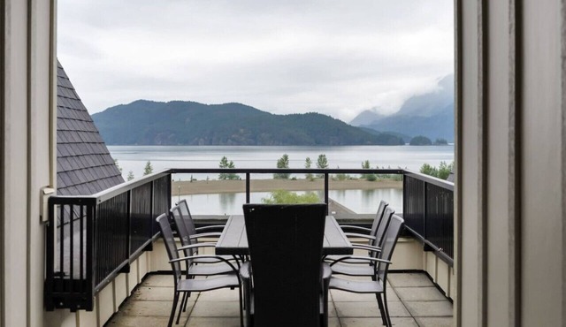 Embrace Serenity Luxe 2BR, Sky-high Deck