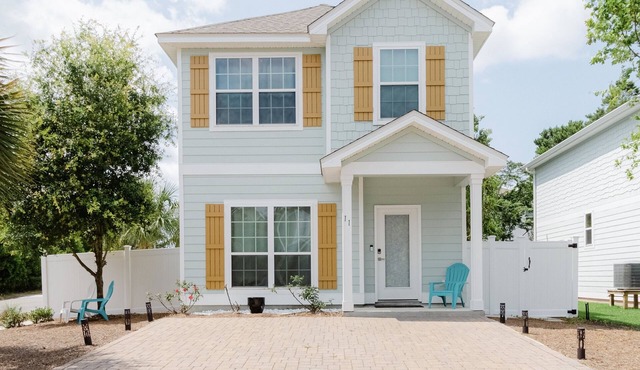Emerald Beach Cottage, Walk to the Beach!
