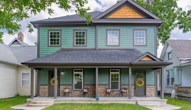 Emerald Escape | Spacious Duplex | Ideal Location!