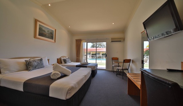 Emerald Explorers Inn