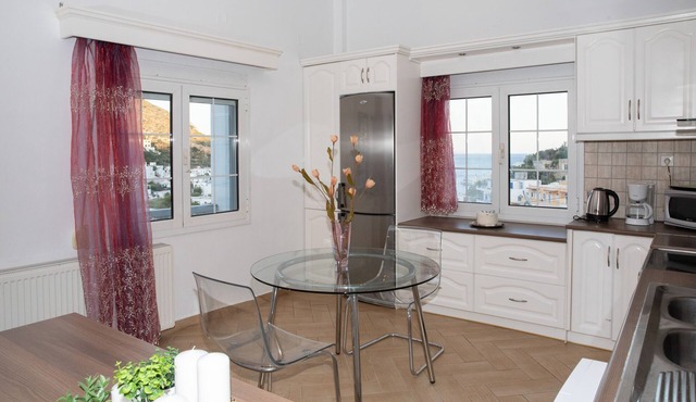 Emerald Heaven, Spacious house near the beach with a magnificent view.