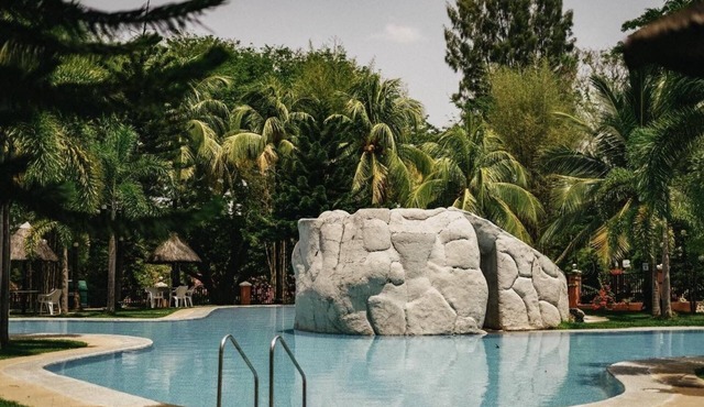 Emerald Manor Hotel