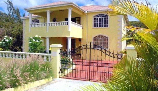“Emerald Manor” Island Home In Barbados