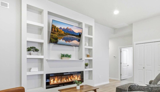 Emerald Retreat 3BR | Work-Ready | Fast Wi-Fi