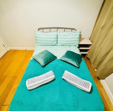 Emerald Room - shared bathroom